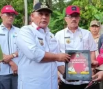 Bupati Lampung Selatan H.Nanang Ermanto Berikan Bantuan Dua Rumah Warga Yang Roboh