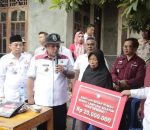 Bupati Lampung Selatan Memberikan Bantuan Bedah Rumah Program Gerakan Sehari Seribu ( Geserbu) Kepada Warga Desa Ketapang