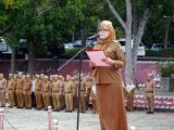 Asisten Bidang Pemerintahan Dan Kesejahteraan Rakyat (Kesra) Lampung Selatan Dra. Injti Indriati, MH Pimpin Apel Mingguan Di lapangan Korpri