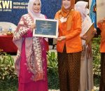 Hj. Winarni nanang Ermanto Terima Penghargaan Wanita Inspiratif Penanganan Stunting IKWI Award 2022