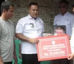 Nanang Ermanto Berikan Bantuan Bedah Rumah Yang Kurang Mampu Di Desa Kuripan Kecamatan Penengahan